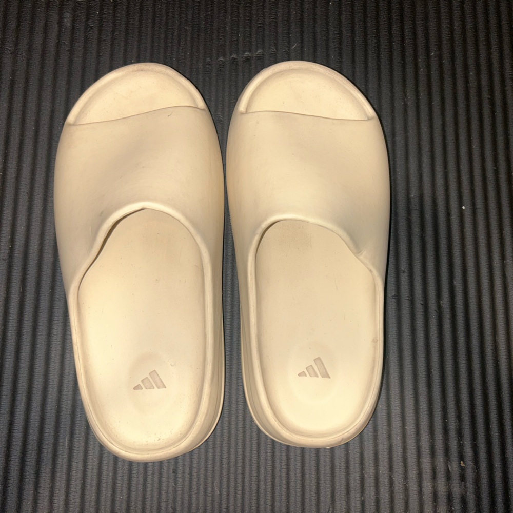 Yeezy slides Bone